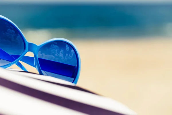 Composiciones de verano con gafas de sol azules —  Fotos de Stock