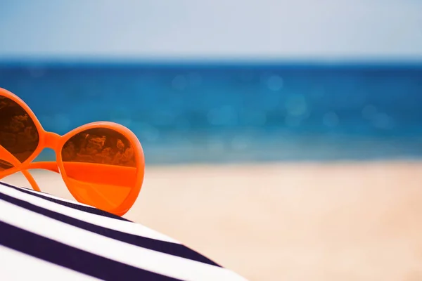 Composições de verão com óculos de sol laranja — Fotografia de Stock