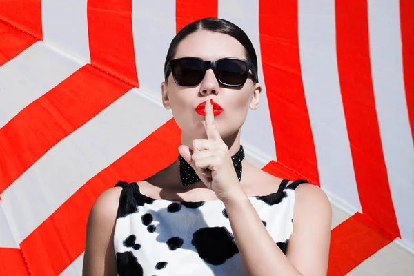 Şık güzel kadın güneş gözlüğü ile ve parlak dudaklar boyalı