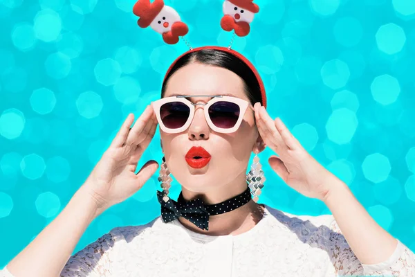 Noel kıyafeti güzel bir kadın portresi 