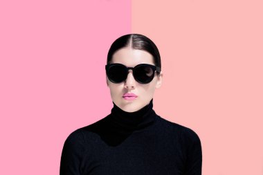 Moda portre siyah güneş gözlüğü ile genç bir kadın 