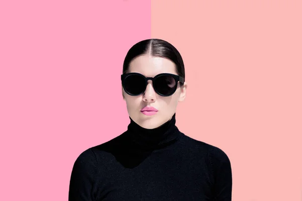 Modeporträt einer jungen Frau mit schwarzer Sonnenbrille — Stockfoto