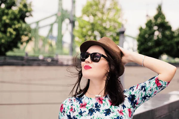 Portrait outdoor of a smiling young woman — Stock Photo, Image