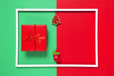 Şimdiki kutulu Noel kompozisyonu ve dekoratif köknar ağacı o