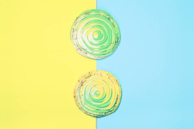 Renkli arka planda renkli kremalı pasta. Şenlikli ve p