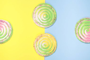 Renkli arka planda çubuklarda renkli kremalar. Şenlikli ve