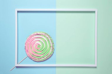 Renkli arka planda renkli kremalı pasta. Şenlikli ve p