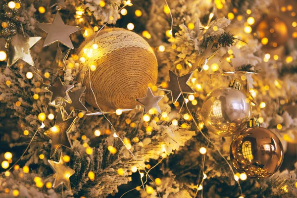 Fragmento Perto Uma Árvore Natal Decorada Com Bolas Douradas Fundo — Fotografia de Stock