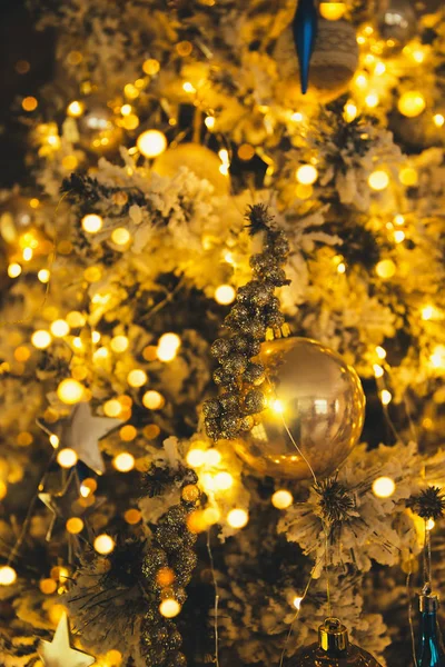 Fragmento perto de uma árvore de Natal decorada com bola dourada — Fotografia de Stock