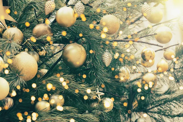 Fragmento de perto de uma árvore de Natal decorada — Fotografia de Stock