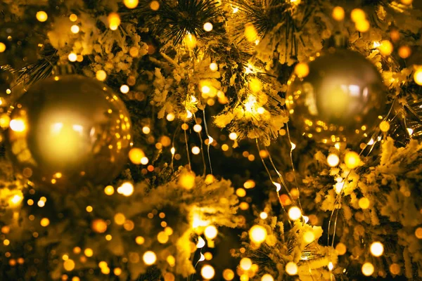 Fragment eines geschmückten Weihnachtsbaums mit goldener Kugel — Stockfoto