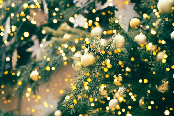 Fragmento perto de uma árvore de Natal decorada com bola dourada — Fotografia de Stock