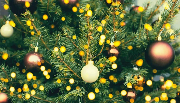 Árvore de Natal decorada com bolas de brilho — Fotografia de Stock
