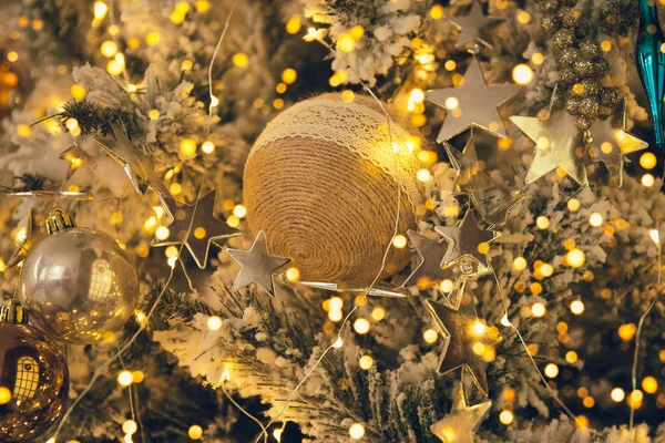 Fragmento Perto Uma Árvore Natal Decorada Com Bolas Douradas Guirlanda — Fotografia de Stock