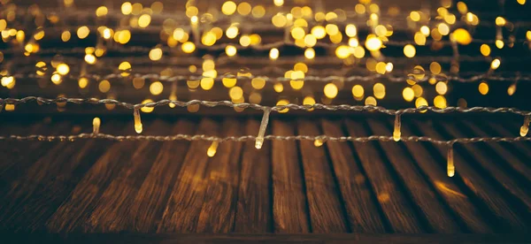 Ahşap arka planda Noel süsleri. Tatil, parti zamanı.