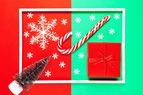 Kerstcompositie met kistje, decoratieve dennenboom, lol — Stockfoto