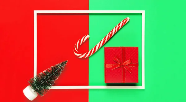 Weihnachtskomposition mit Geschenkschachtel, dekorativem Tannenbaum und l — Stockfoto