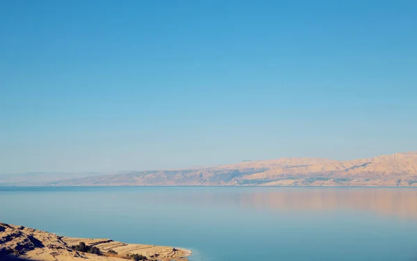 맑은 물로 짠 죽은 바 다 해변의 아름다운 풍경. 이스라엘. — 스톡 사진