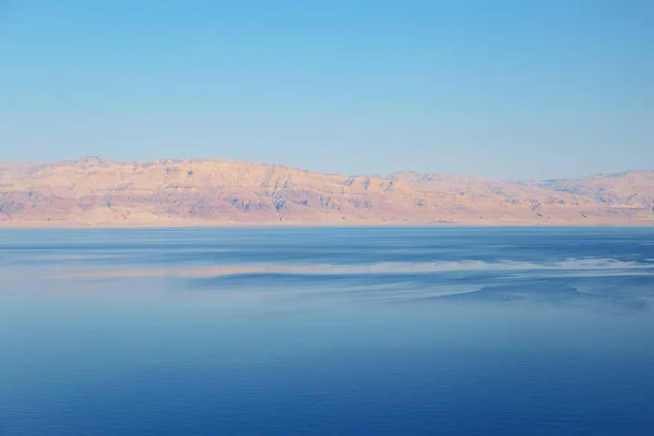 맑은 물로 짠 죽은 바 다 해변의 아름다운 풍경. 이스라엘. — 스톡 사진
