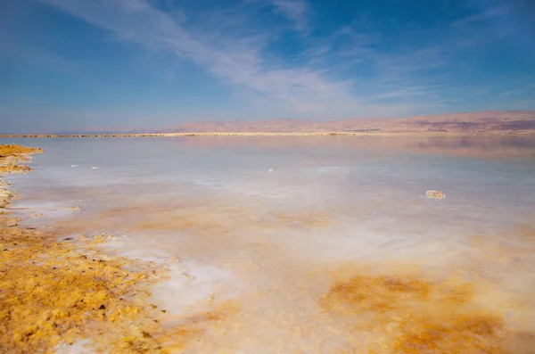 맑은 물 과푸른 물로 짠 죽은 바 다 의해 안의 아름다운 경치 — 스톡 사진