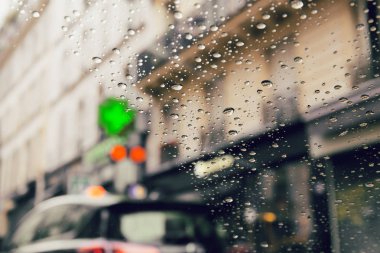 Yağmur görülen şehir yol araba camına düşüyor.