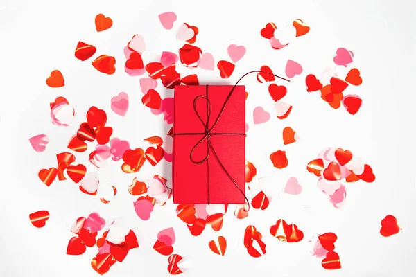 Dárek box s dekorativní srdce konfety na bílém pozadí. — Stock fotografie
