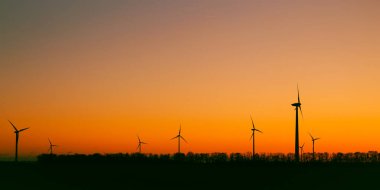 Rüzgar türbinleri güzel günbatımı gökyüzüne karşı. Eolik park. Eko çiftliği