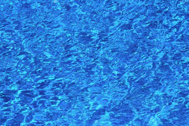 Yüzme havuzunda mavi su yüzeyinin soyut arkaplanı