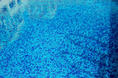 Yüzme havuzunda mavi su yüzeyinin soyut arkaplanı.