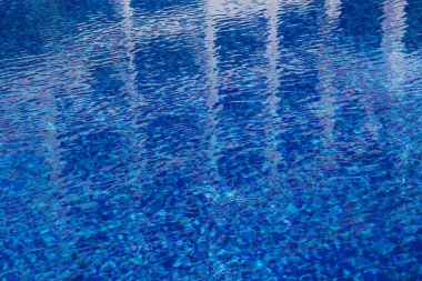 Yüzme havuzunda mavi su yüzeyinin soyut arkaplanı.