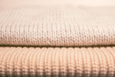 Bir yığın örgü süveter. Sonbahar ve kış örgü giysileri.