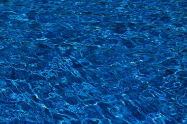 Yüzme havuzunda mavi su yüzeyinin soyut arkaplanı