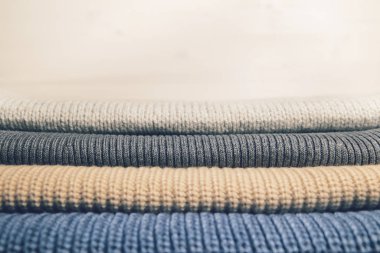 Bir yığın örgü süveter. Sonbahar ve kış örgü giysileri.