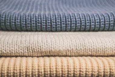 Bir yığın örgü süveter. Sonbahar ve kış örgü giysileri.