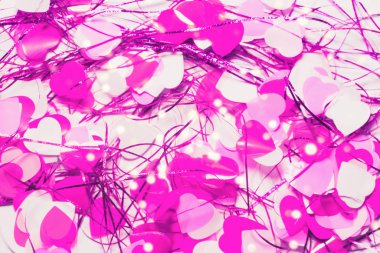 Beyaz arka planda kalp şeklinde renkli konfeti. Sevgililer Günü konsepti. Soyut arkaplan