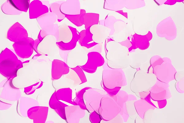 Confete colorido em forma de coração sobre fundo branco. Valentina — Fotografia de Stock