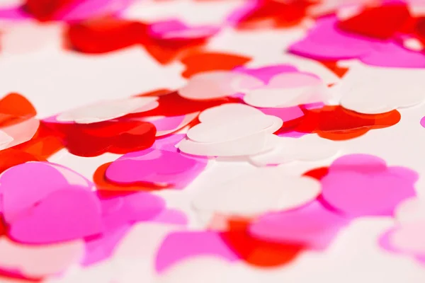 Kleurrijke confetti in hartvorm op witte achtergrond. Valentin — Stockfoto