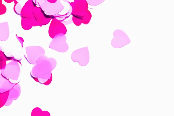 Красочные конфетти в форме сердца изолированы на белом фоне . — стоковое фото