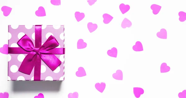 Dárek box s dekorativní srdce konfety na bílém pozadí. — Stock fotografie