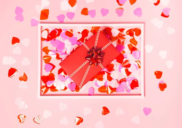 Dárek box s dekorativní srdce konfety v bílém rámu na wh — Stock fotografie