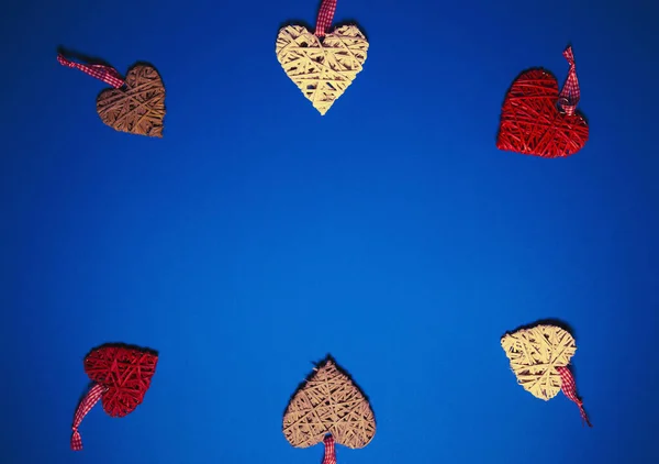 Decoratieve harten op blauwe achtergrond. Abstracte achtergrond met agent — Stockfoto