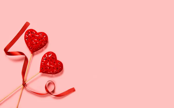 Abstracte compositie met twee decoratieve harten met rood lint — Stockfoto