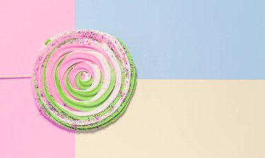 Renkli arka planda renkli kremalı pasta. Şenlikli ve p