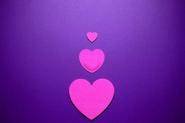 Διακοσμητικές καρδιές τσόχα σε πολύχρωμο φόντο. Αφηρημένο πλαίσιο — Φωτογραφία Αρχείου