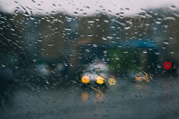 Városi Esőcseppeken Keresztül Autó Szélvédőjén Koncentrálj Vízcseppekre — Stock Fotó
