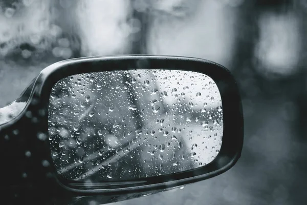 街の道路は雨を介して車のフロントガラスに値下がりしました 水の滴に焦点を当てます — ストック写真