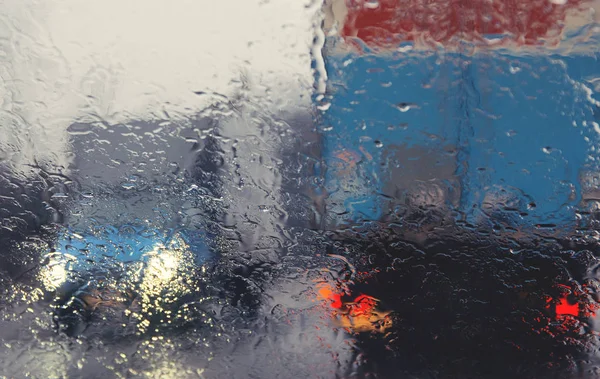 Міська Дорога Спостерігається Через Краплі Дощу Вітровому Склі Автомобіля Фокус — стокове фото