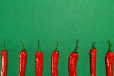 Posterler, bloglar, web tasarımı için yaratıcı kırmızı biber arka planı. Seçici odaklanma. Vejetaryenler ve vejetaryenler için sağlıklı besin maddeleri