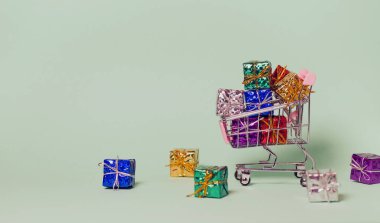 Pastel arka planda hediye kutuları olan küçük dekoratif tramvay. Noel ya da doğum günü hediyesi. Satış ve alışveriş konsepti. Resim kopyalama alanı ile birlikte