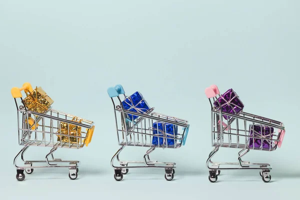 Pequeño Carro Decorativo Con Cajas Regalo Sobre Fondo Pastel Regalo — Foto de Stock